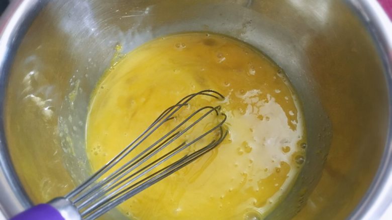 芒果千层蛋糕,搅拌至糖融化