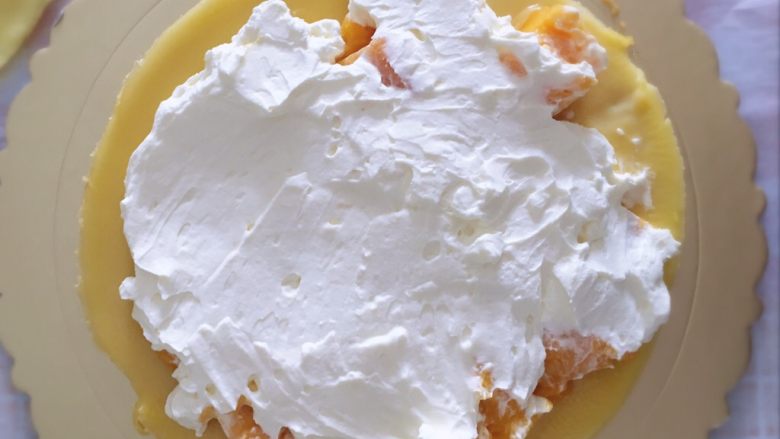 芒果千层蛋糕,一层饼皮一层奶油一层芒果的叠放