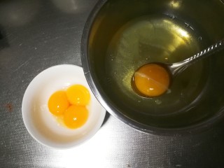 可可旋风卷,首先蛋黄蛋白分离，装蛋清盆一定要无油无水，蛋清内一定不能掺一点点蛋黄，否则很难打发。（分离蛋清蛋黄我喜欢全打到盆里，再用勺子把蛋黄捞出来，一定不能捞破）