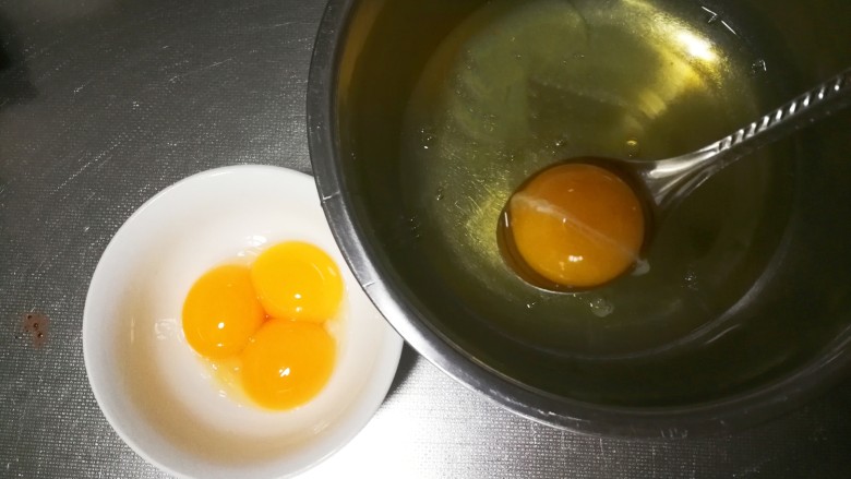 可可旋风卷,首先蛋黄蛋白分离，装蛋清盆一定要无油无水，蛋清内一定不能掺一点点蛋黄，否则很难打发。（分离蛋清蛋黄我喜欢全打到盆里，再用勺子把蛋黄捞出来，一定不能捞破）