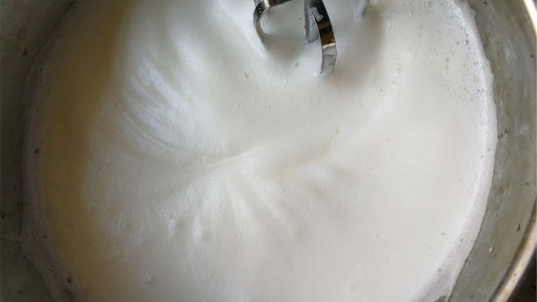 可可旋风卷,调中速打至泡沫细腻时再加入三分之一白糖继续打发。