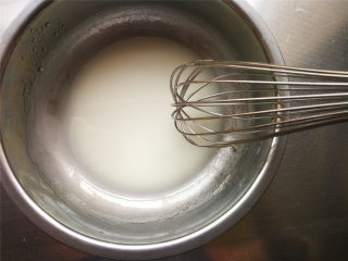 可可旋风卷,把玉米油和牛奶或水倒入另一个盆内，用打蛋器搅打到完全乳化，无油星。