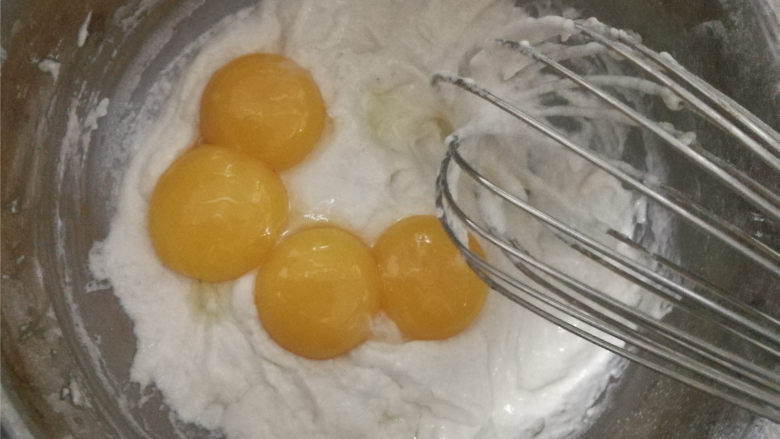 可可旋风卷,加入蛋黄继续z字型搅拌至细腻无颗粒的面糊（这个方子用的是后蛋法，据说后蛋法能起到更好的支撑蛋糕体的作用！能减少戚风蛋糕的失败率，口感更细腻）搅匀就做好了。