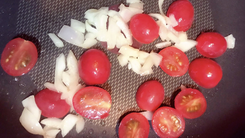 家庭版意大利面,加入小番茄继续煸炒。
