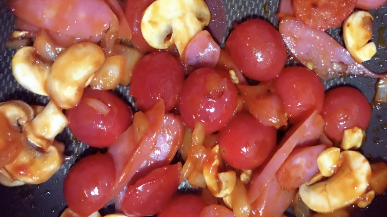 家庭版意大利面,加入台湾香肠，再放入适量番茄酱 。