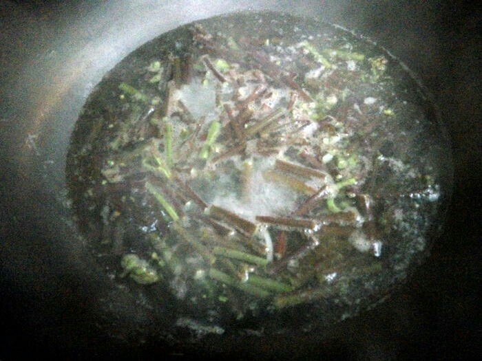 蕨菜炒腊肉,切成长短均匀的段。过水烫一下。这样做是为了去掉蕨菜的苦涩味。漂去附着的尘土和绒毛，令口感更好。