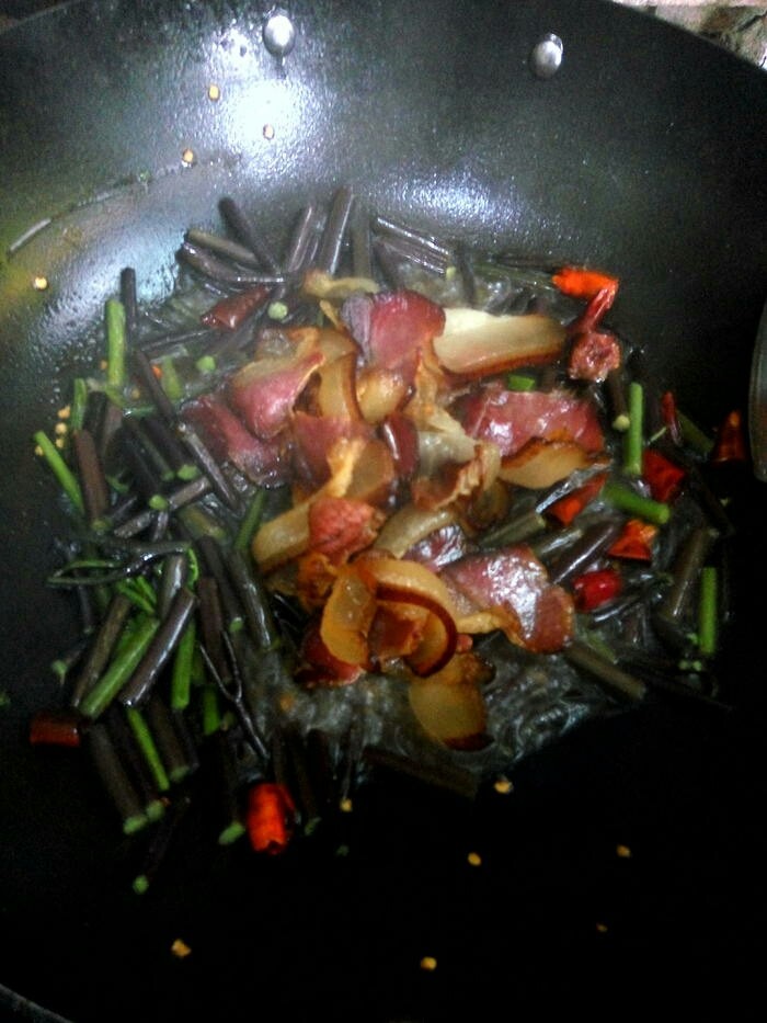 蕨菜炒腊肉,最后下腊肉快速合炒。过程中调点白酒。白酒有杀菌，去腥，去异味，增香鲜的作用。