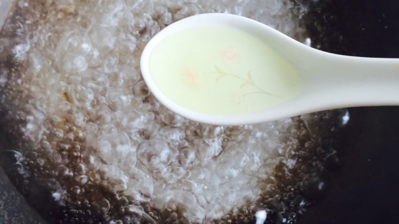 春季养生汤～枸杞菠菜猪肝汤,锅里加水烧开加一勺食用油