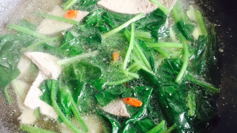 春季养生汤～枸杞菠菜猪肝汤,搅拌均匀，撇去浮末。