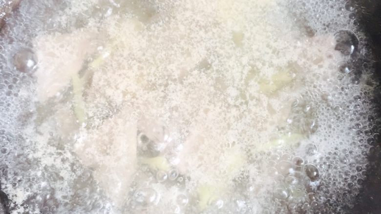春季养生汤～枸杞菠菜猪肝汤,用锅铲搅匀至变色即可