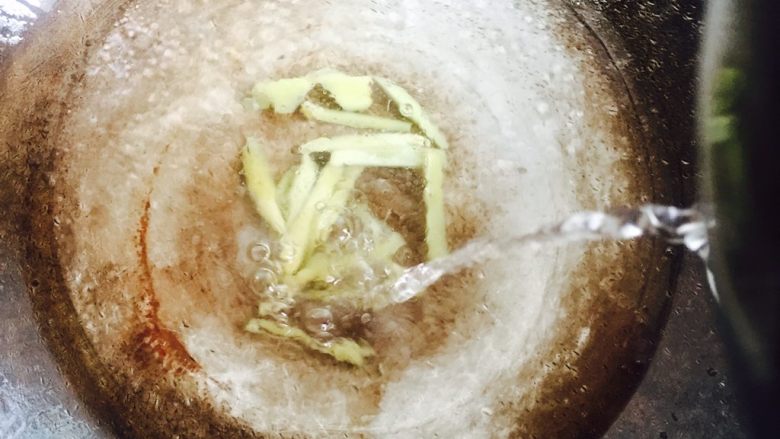 春季养生汤～枸杞菠菜猪肝汤,加200ml的热水
