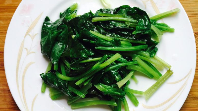 春季养生汤～枸杞菠菜猪肝汤,然后捞起沥干水分备用