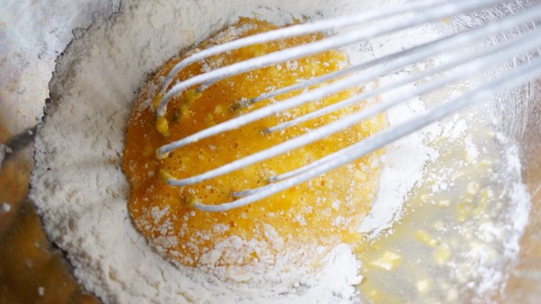 柠檬酥皮小蛋糕🍋,加入柠檬皮屑和筛入低粉。