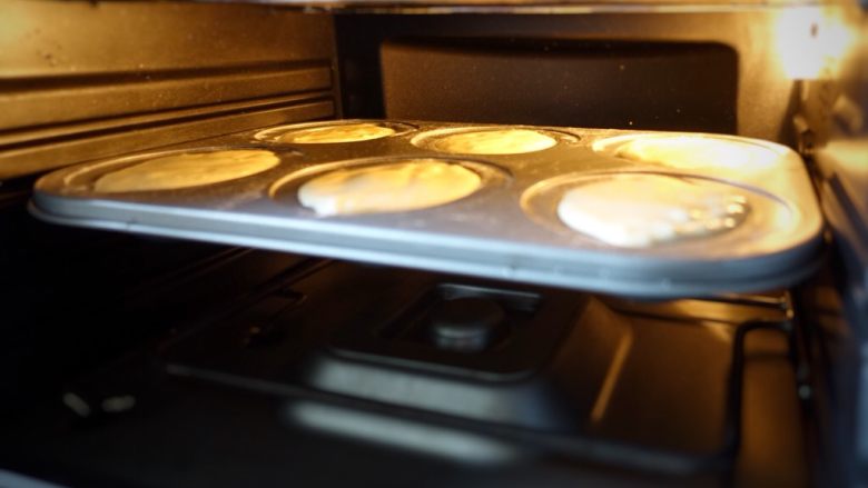 柠檬酥皮小蛋糕🍋,本次用低温升温烤法：
115°C……15分钟
120°C……10分钟
130°C……10分钟
150°C……10分钟
170°C……10分钟
全程55分钟。