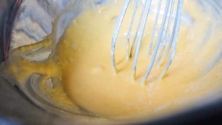 柠檬酥皮小蛋糕🍋,搅拌均匀至顺滑细腻。