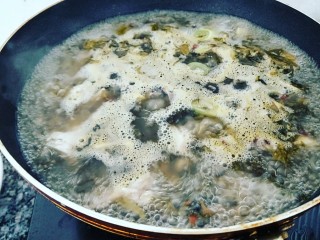 家常酸菜鱼,加入大骨汤烧开，撇去浮沫。
