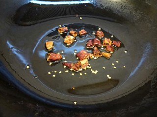 家常酸菜鱼,在另起锅烧热放入适量干辣椒，变色马上倒入盆中即可。