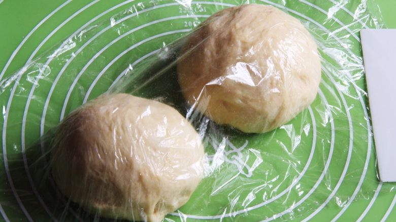 椰蓉花色面包卷,滚圆静置20分钟，盖上保鲜膜。