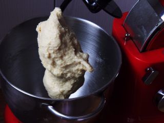 椰蓉花色面包卷,用厨师机二档速度搅拌20分钟。