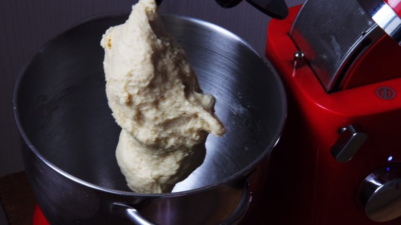 椰蓉花色面包卷,用厨师机二档速度搅拌20分钟。