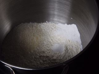 椰蓉花色面包卷,高筋粉、盐、细砂糖、泡打粉放入厨师机。