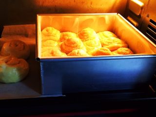 椰蓉花色面包卷,烤箱预热至180度，模具送入烤箱。