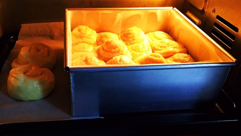 椰蓉花色面包卷,烤箱预热至180度，模具送入烤箱。