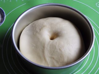 椰蓉花色面包卷,60分钟后发酵完成，拿出检查面团，用手指戳一下不反弹就证明发酵成功了。