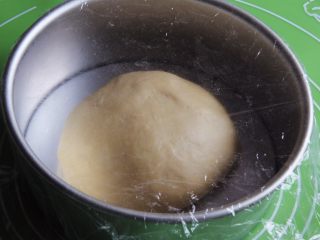 椰蓉花色面包卷,整理后放入模具，盖上保鲜膜。