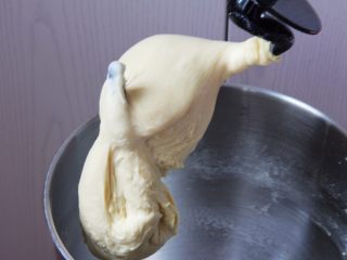 椰蓉花色面包卷,继续搅拌20分钟。