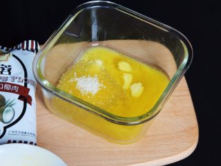 椰蓉花色面包卷,黄油软化加入细砂糖。