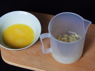 椰蓉花色面包卷,鸡蛋打散，清水加热至37度放入发酵粉孵化。