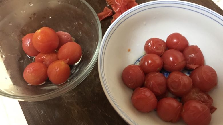 小番茄鸡蛋面,煮好的小番茄去皮