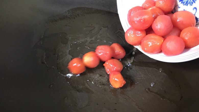 小番茄鸡蛋面,起油锅，放入小番茄略炒一下