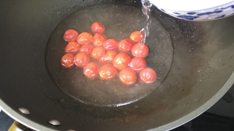 小番茄鸡蛋面,加入适量清水煮沸