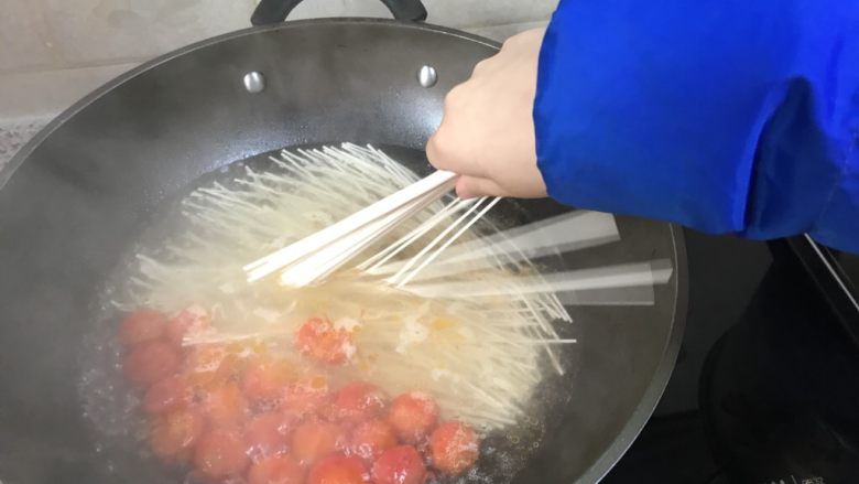 小番茄鸡蛋面,水开下面继续煮