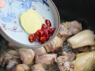 黄焖鸡米饭,倒入姜片和红椒段