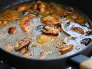 黄焖鸡米饭,添清水与锅中食材持平