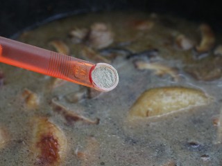 黄焖鸡米饭,调入一茶匙白胡椒粉，盖上锅盖大火煮开后改中小火焖煮15-20分钟