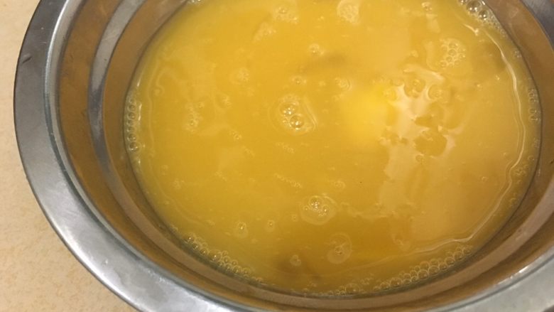 凉瓜煎蛋,两个鸡蛋加入0.5盐打成液