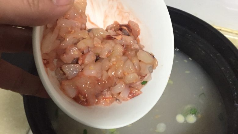 对虾牛肉蔬菜粥,将虾丁倒入粥中，轻微搅拌。再煲10分钟左右。