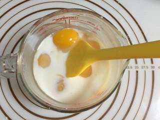 古早味蛋糕,倒入牛奶，蛋黄搅拌成细腻的蛋黄液备用.
