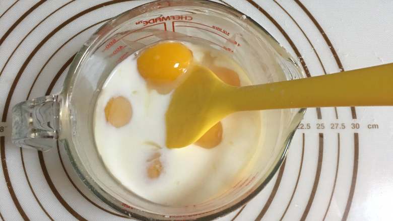 古早味蛋糕,倒入牛奶，蛋黄搅拌成细腻的蛋黄液备用.