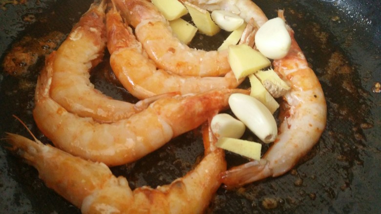 香辣干锅虾,煎红加姜片和大蒜瓣