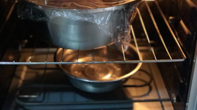星空面包——把大师的画做进面包里,再揉圆放入烤盘中（我的烤盘当时正在用，我用了一个盆子），放进烤箱，里面放一大碗热水，进行2次发酵。建议不超过35度，发酵40分钟。