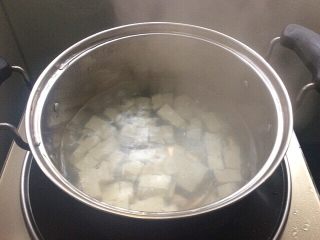 翡翠白玉汤,开锅后倒入豆腐丁，煮两分钟