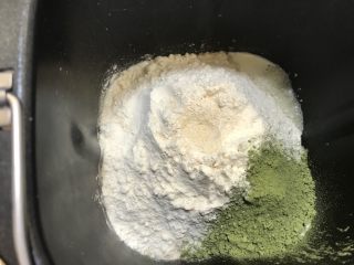 麻薯豆沙馅儿抹茶面包,然后加入面粉，抹茶粉，糖盐对角放，酵母挖个洞放中间