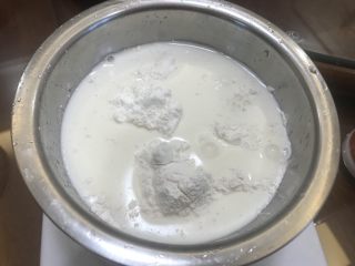 麻薯豆沙馅儿抹茶面包,制作麻薯，糯米粉淀粉糖牛奶放入碗中