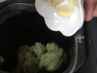 麻薯豆沙馅儿抹茶面包,面包面团成型后加入黄油继续和面，总共和面2个程序，出现薄膜为止