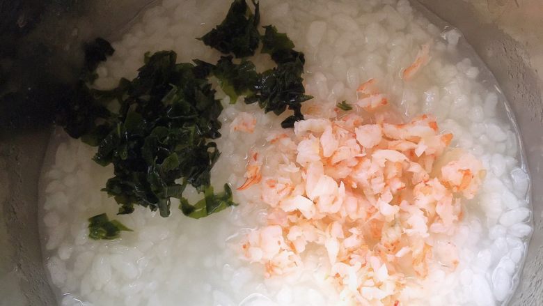裙带菜海虾粥,待粥煲至浓稠时倒入裙带菜碎和虾肉碎，再焖煮5分钟即可